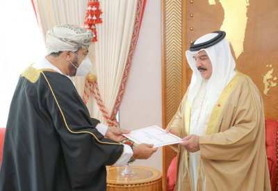 جلالة الملك المفدى يستقبل مبعوث جلالة سلطان عمان