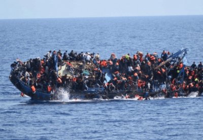خفر السواحل التونسي ينقذ 123 مهاجرًا من الغرق