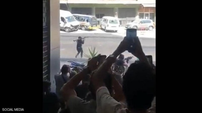 بالفيديو: لحظة استهداف مسلح في بيروت كان يستعد لإطلاق قذيفة
