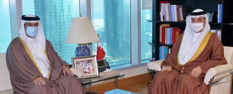 حميدان يبحث مع السفير الدوسري ابراز تجربة البحرين الرائدة في المجالات التنموية