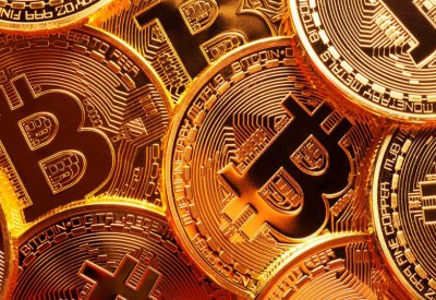 العملات الرقمية تقترب من 2.5 تريليون دولار.. بيتكوين تتخطى مستوى قياسيًا