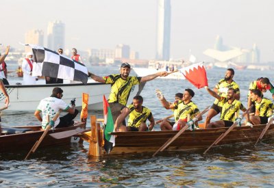 البحرين تتوج بسباق دبي لقوارب التجديف الشعبي