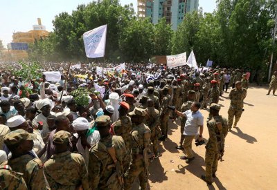 جناح الإصلاح بالسودان: معتصمون حتى يخرج بيان حل الحكومة