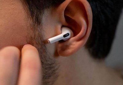 تحذيرات من استخدام سماعات الأذن طويلا.. وهذه أضرارها
