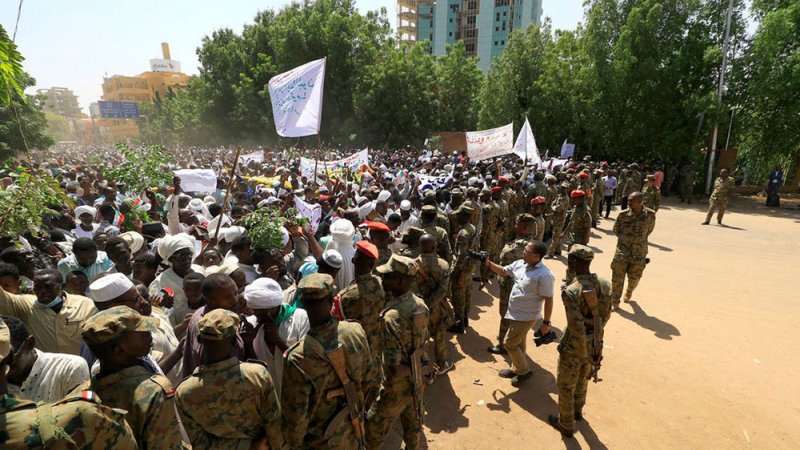 جناح الإصلاح بالسودان: معتصمون حتى يخرج بيان حل الحكومة