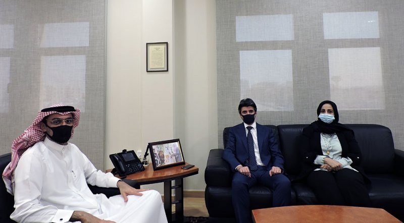 القائد يبحث احتياجات المستشفيات والمراكز الحكومية من التقنيات والأنظمة المتطورة