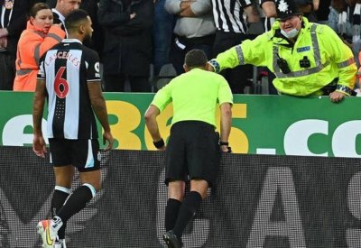 سبب غير مألوف.. لاعب توتنهام يطلب من الحكم إيقاف المباراة