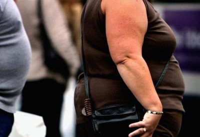 نصيحة طبية للنساء.. لا تأكلي مثل الرجال