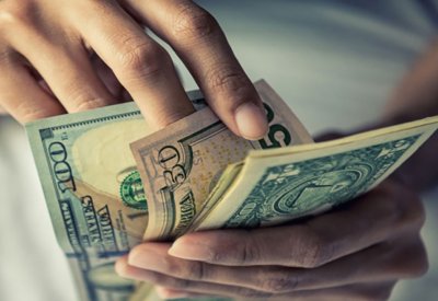 الدولار يرتفع وسط مخاوف من أن يرفع التضخم أسعار الفائدة