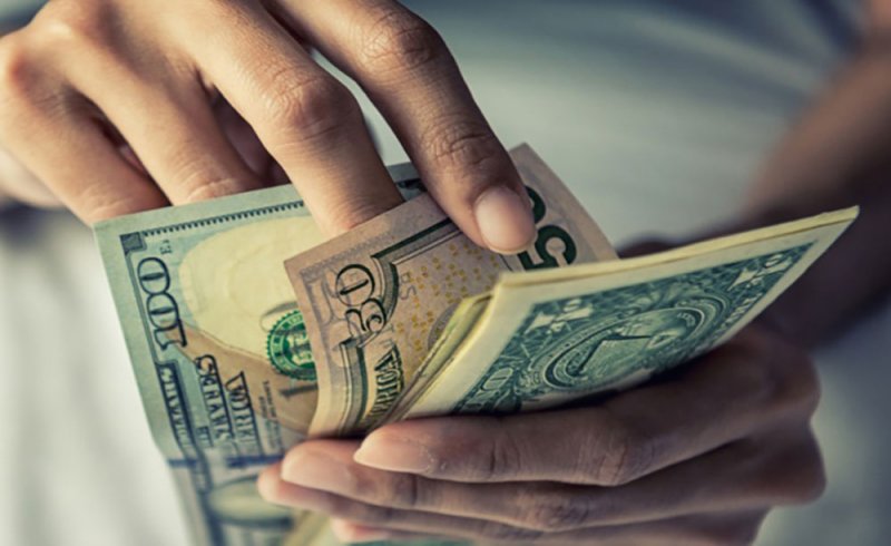 الدولار يرتفع وسط مخاوف من أن يرفع التضخم أسعار الفائدة