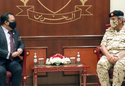 القائد العام لقوة الدفاع يبحث مع سفير ماليزيا المواضيع ذات الاهتمام المشترك