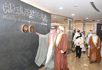 وزير الصناعة والتجارة والسياحة يجتمع بنظيره وزير التجارة والصناعة وترويج الاستثمار بسلطنة عمان