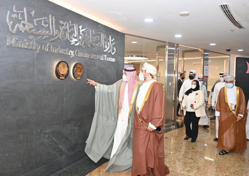 وزير الصناعة والتجارة والسياحة يجتمع بنظيره وزير التجارة والصناعة وترويج الاستثمار بسلطنة عمان