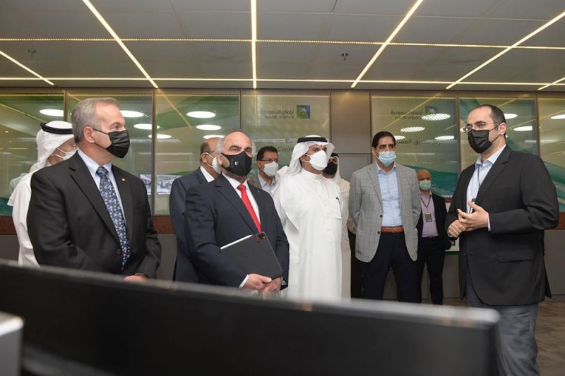 الدكتور محمد بن مبارك بن دينه يبحث مع الرئيس التنفيذي لشركة أرامكو السعودية تعزيز التعاون المشرك