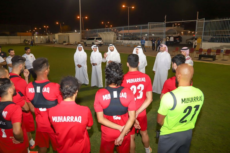 رئيس الاتحاد البحريني لكرة القدم يشهد تدريبات نادي المحرق