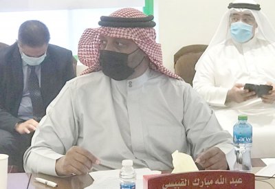 بعض سكان مدينة حمد وعيسى يذبحون الدجاج بالشارع