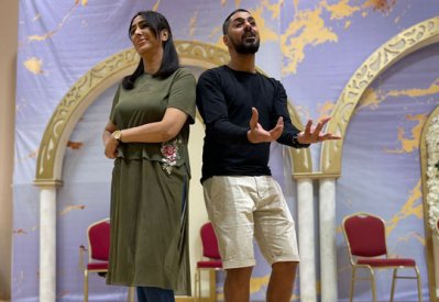المخرج العويناتي يعود بمسرحية "أنتو محل النفس"