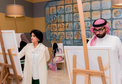 المؤيد وهلا بنت محمد يشهدان فعالية الفنون والرسم للشباب