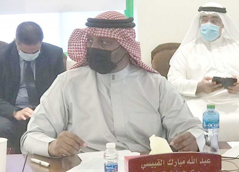 بعض سكان مدينة حمد وعيسى يذبحون الدجاج بالشارع