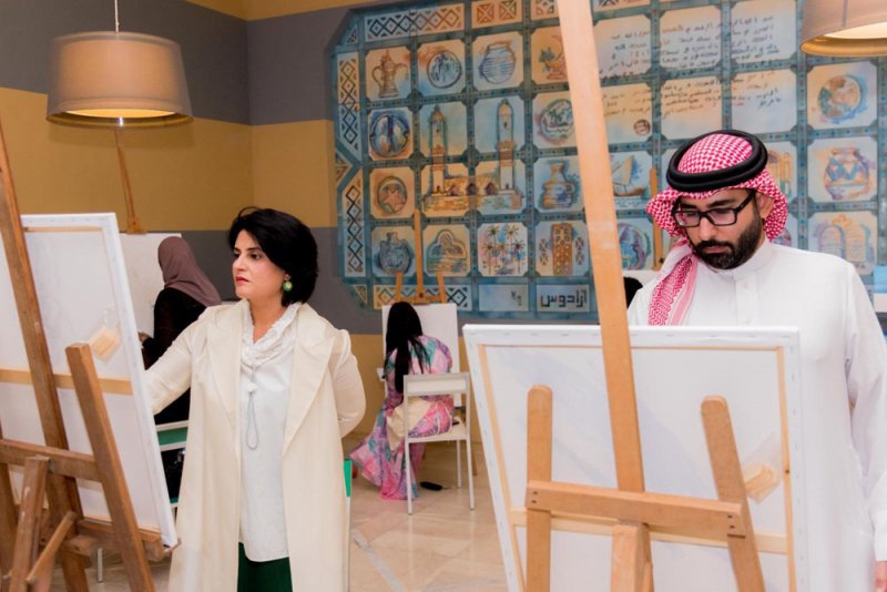 المؤيد وهلا بنت محمد يشهدان فعالية الفنون والرسم للشباب
