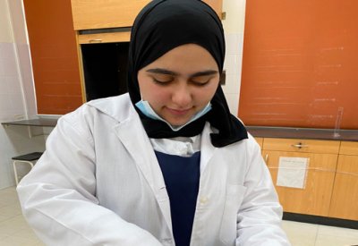 ابتكار طلابي يحوّل النفايات البلاستيكية إلى مواد بناء