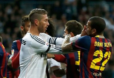 ألفيش يتوقع فوز برشلونة في "الكلاسيكو"