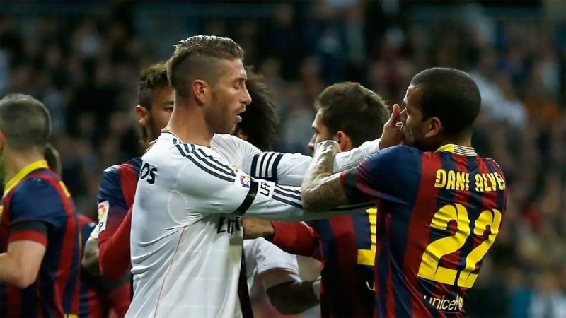 ألفيش يتوقع فوز برشلونة في "الكلاسيكو"