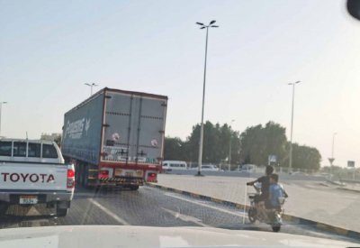 طفل يقود “موتر سيكل” في شارع عام