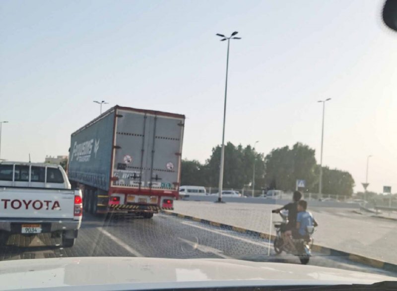 طفل يقود “موتر سيكل” في شارع عام