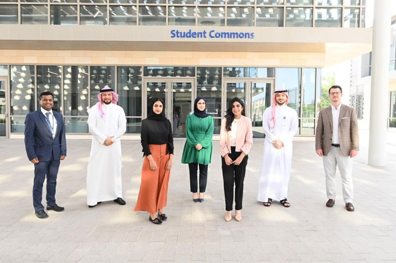 البنك الأهلي المتحد يقدم منح الجدارة الدراسية بالتعاون مع الجامعة الأمريكية في البحرين