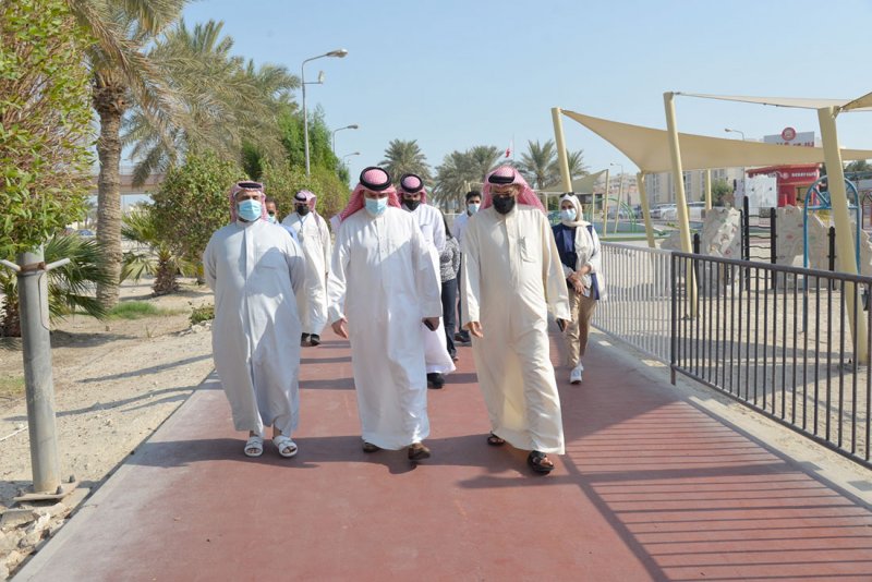 مدير عام بلدية "الجنوبية" والنائب الأنصاري والبلدي عبداللطيف يتفقدون أعمال الصيانة في ممشى الاستقلال