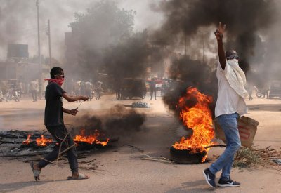 معتصمو القصر يغلقون وسط الخرطوم.. والشرطة تطلق الغاز