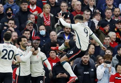 صلاح يقود ليفربول لاكتساح مانشستر يونايتد في أولد ترافورد