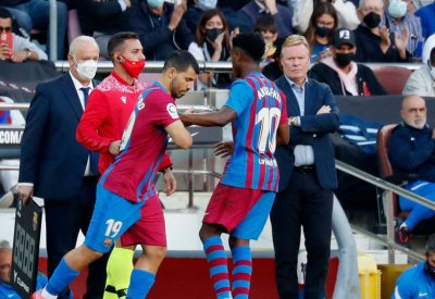 برشلونة يدين أعمال العنف تجاه مدربه كومان