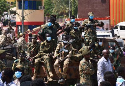 بلينكن: واشنطن ترفض بشدة حل الحكومة الانتقالية بالسودان