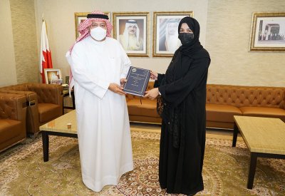 وزير العدل يتسلم نسخة من رسالة الماجستير "العقوبة البديلة وأثرها على الظاهرة الإجرامية"