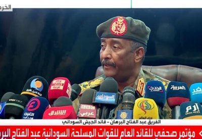 حمدوك بضيافته.. البرهان يعلن تشكيل مجلسي سيادة وحكومة
