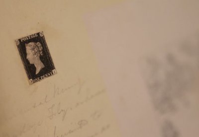 من بنس لـ8 ملايين دولار.. مزاد على أول طابع بريد بالعالم