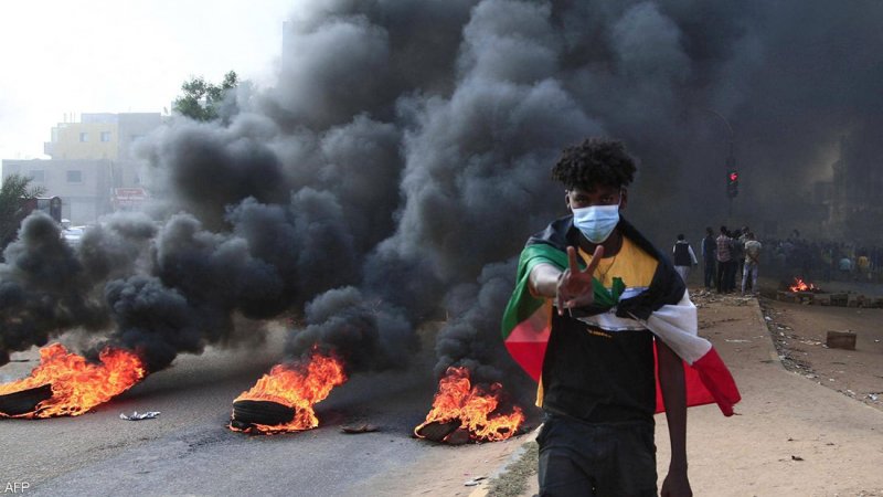 حل النقابات والاتحادات المهنية بالسودان بأمر البرهان.. وانقطاع الاتصالات