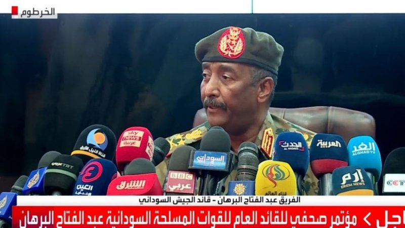 حمدوك بضيافته.. البرهان يعلن تشكيل مجلسي سيادة وحكومة