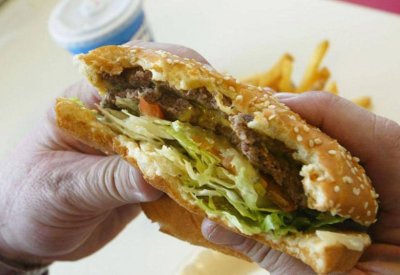 "مادة خطيرة" في الوجبات السريعة.. دراسة تدق جرس إنذار