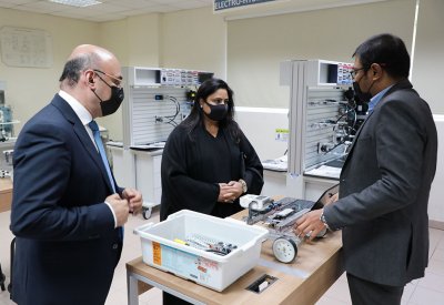 الأمين العام لمجلس التعليم العالي تزور جامعة البحرين للتكنولوجيا