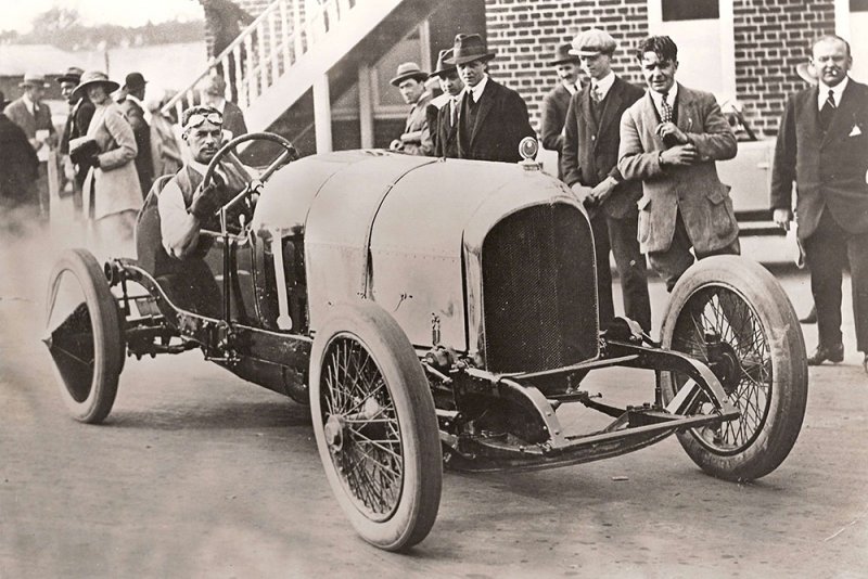Bentley  تحتفل بمئوية الفوز الأول الذي تحقّقه
