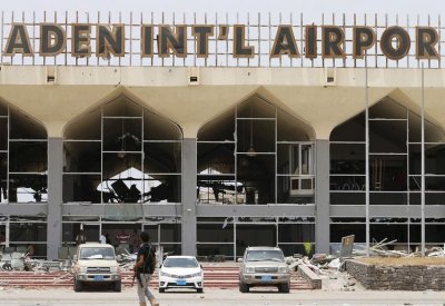 اليمن.. 10 قتلى بانفجار سيارة مفخخة قرب مطار عدن