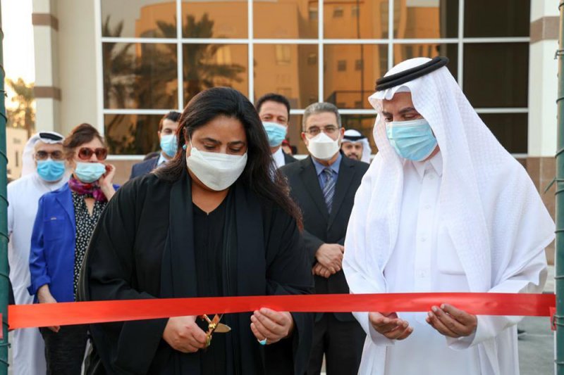الشيخة رنا بنت عيسى ال خليفة تفتتح ملعب "البادل" بالجامعة العربية المفتوحة