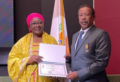 المنظمة الدولية للحماية المدنية والدفاع المدني تمنح مدير عام الإدارة العامة للدفاع المدني وسام الضابط الدولي