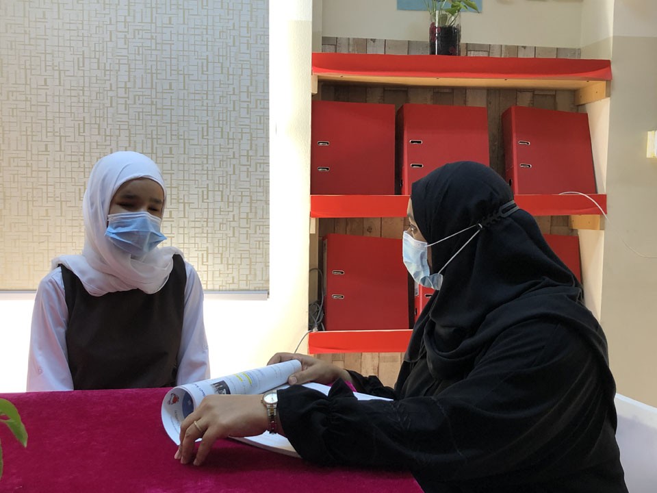 مع معلمتها المفضلة ابتسام الصفار