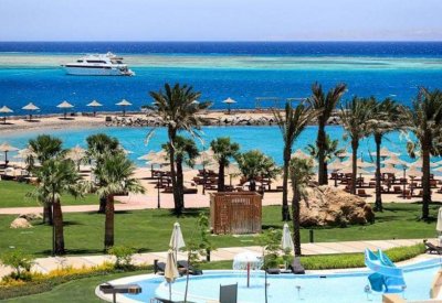 مصر.. حبس 3 متهمين بعد تسمم عشرات السياح بأحد الفنادق