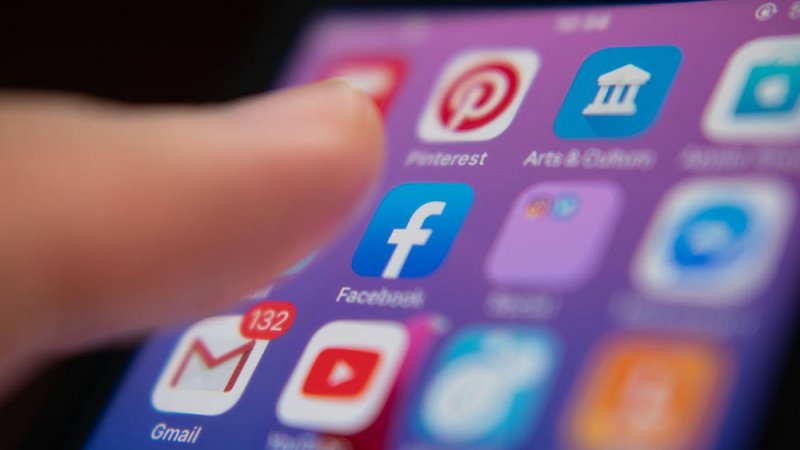 أبل تتسبب في خسارة منصات التواصل الاجتماعي نحو 10 مليارات دولار