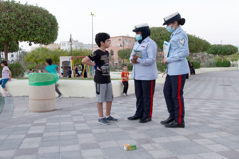 البلدية الجنوبية تقيم حملة توعية بالنظافة العامة في حديقة خليفة الكبرى بالرفاع